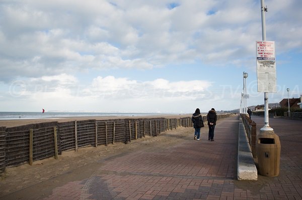 Promenade piétonne le long de la mer à Benerville sur Mer