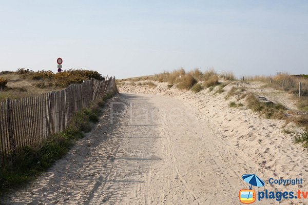 Sentier d'accès à la plage nord d'Hauteville