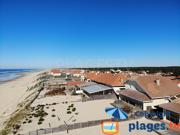 Maisons sur la dune de la plage de Mimizan dans le centre ville