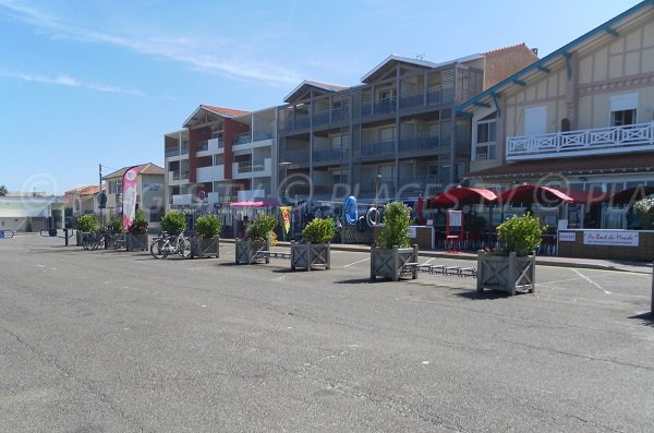 Restaurants and beach shop near the Garluche beach in Mimizan