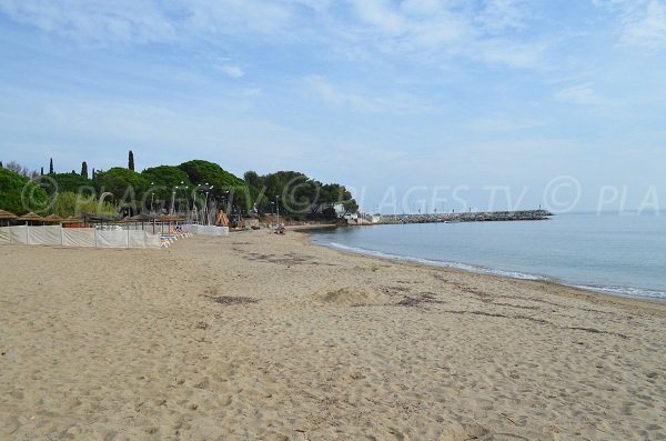 Blick auf den Hafen von Les Issambres vom Strand Garonnette aus