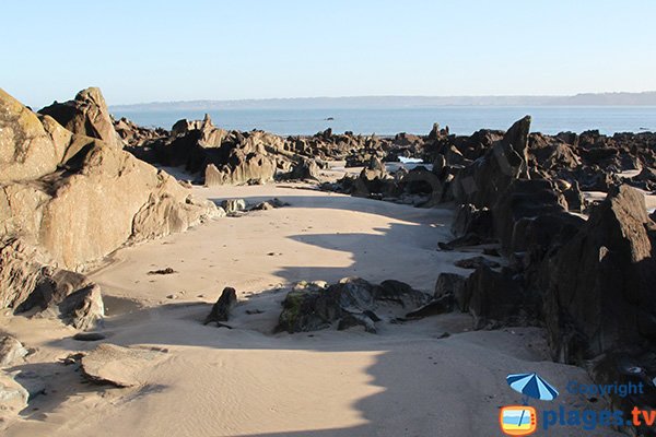 Rochers entre les bancs de sable de la plage de la pointe de Locquirec