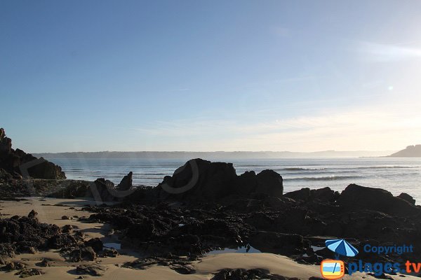 Vue sur le littoral des Côtes d'Armor depuis la plage de Locquirec