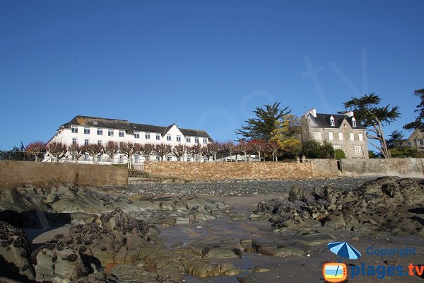 Photo de la plage de Garreg Kouezet avec l'hôtel des Bains de Locquirec