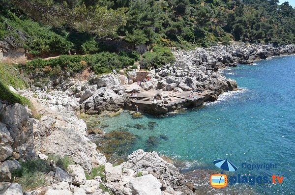 Plage au sud de la pointe de la Gavinette au Cap Ferrat