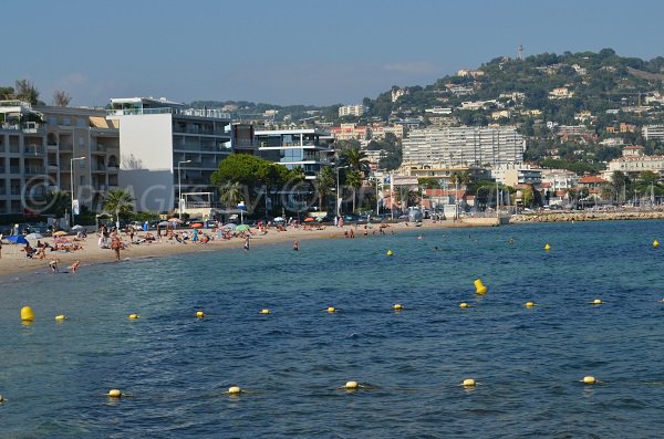 Plage de sable à la Pointe Croisette à Cannes