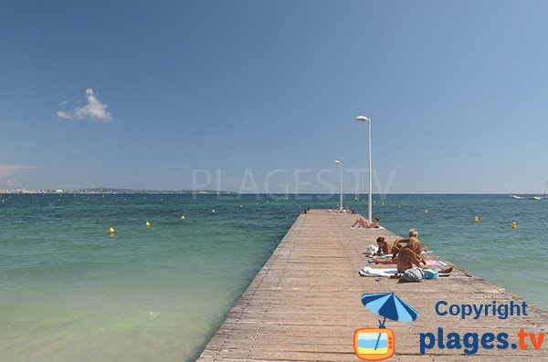 Ponton sur la plage de Gazagnaire - Cannes