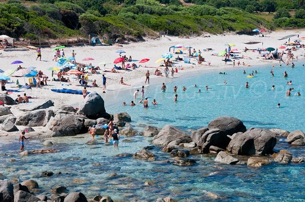 Rochers sur la plage de Giunchetu