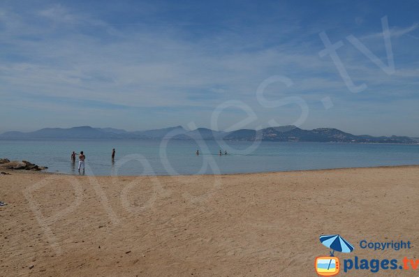 Plage de Giens et vue sur Carqueiranne et le Pradet