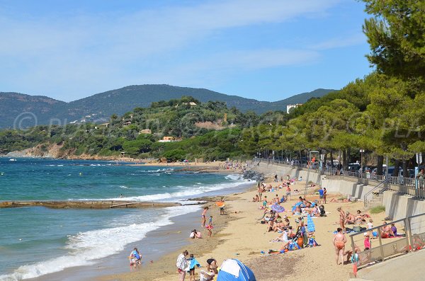 Plage de Gigaro à La Croix avec vue sur la pointe de Vergeron