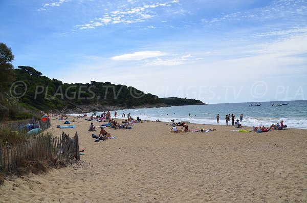 Plage de Gigaro avec vue sur le Cap Lardier