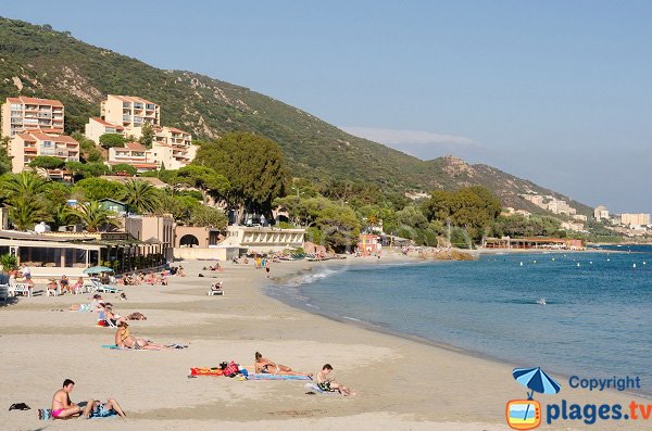 Plage de sable à Ajaccio sur la route des Sanguinaires