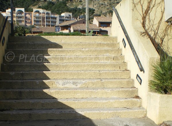 Escaliers pour la plage privée des Girelles à Ajaccio