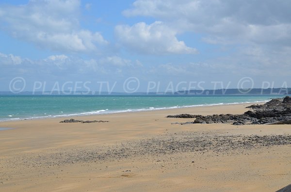 Vue sur les côtes bretonnes depuis la plage des Godelins