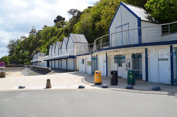 Cabines de bains sur la plage de Godelins