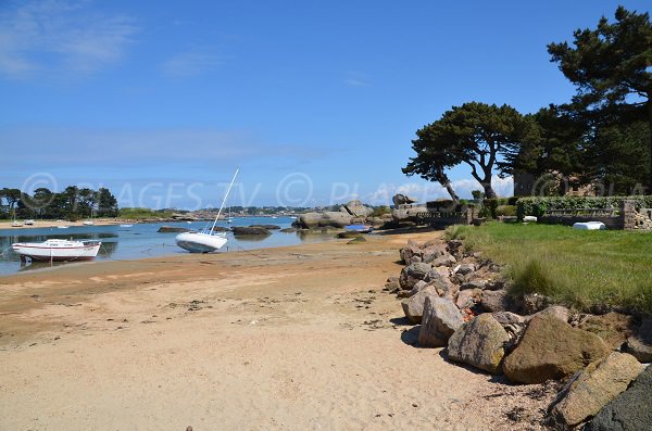 Bateau sur la plage des Goélands à Trégastel