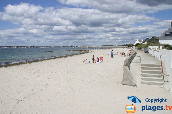 Plage dans le centre ville de Gavres - Morbihan