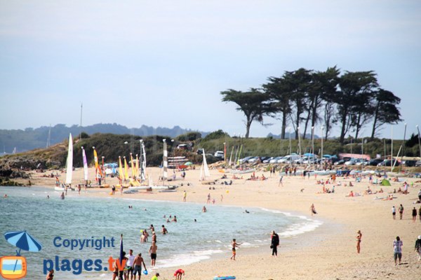 Nord de la plage de Goh Velin avec l'école de voile - St Gildas de Rhuys