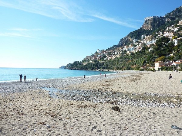 Vue en direction de Monaco sur la plage du Golfe Bleu de Roquebrune