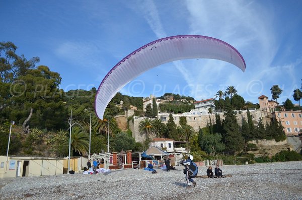  Parapendio sulla spiaggia de Golfe Bleu di Roquebrune Cap Martin