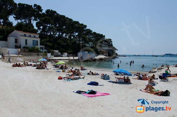 Spiaggia della Gorguette a Sanary - vista sull'isola di Bendor - Francia