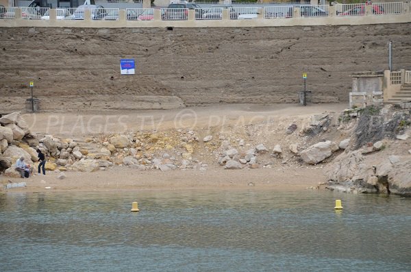 Plage des Goudes vue du port