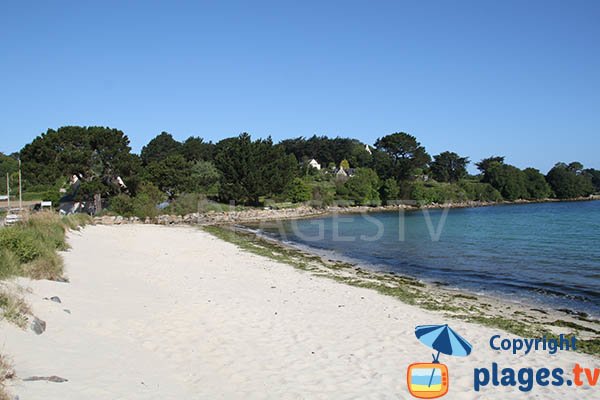 Plage de sable dans l'anse de Gouermel