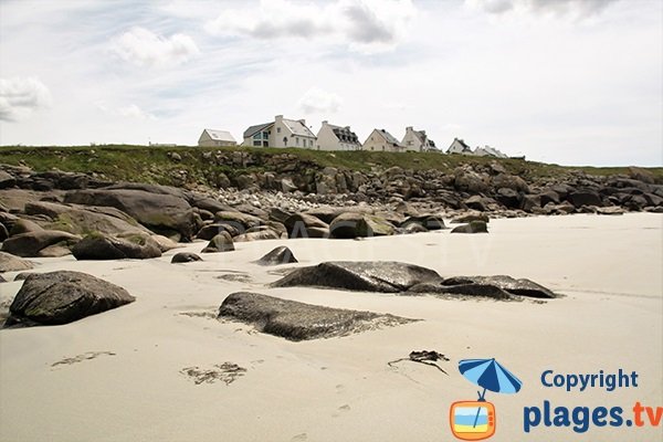 Maisons autour de la plage du Gouérou à Lampaul Plouarzel