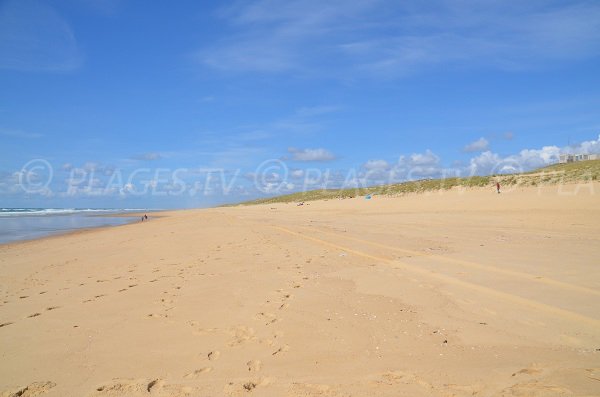 Dune and lifeguard station of Grand Crohot beach in Lège Cap Ferret