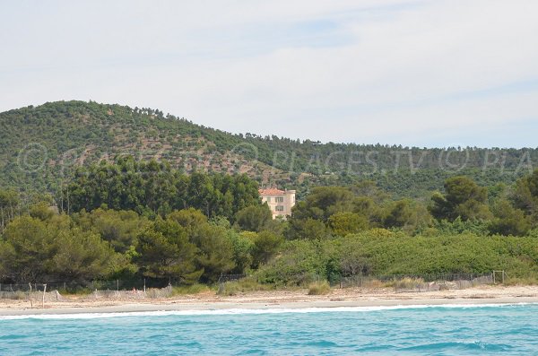 Spiaggia del Grand Jardin e Chateau de Bregancon - Francia