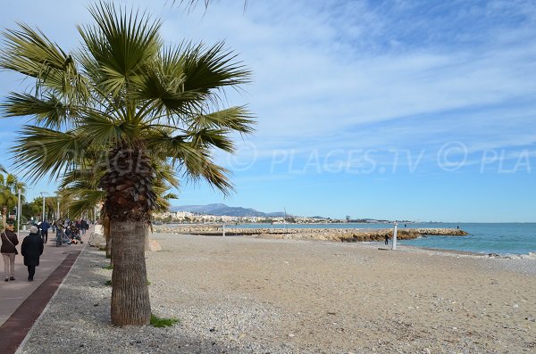 Plage de sable du Grand Large à proximité de La Cagne à Cagnes sur Mer