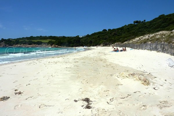 Plage à proximité du golf de Sperone