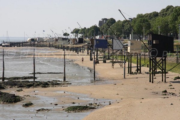 Photo des pêcheries sur la Grande Plage de St Nazaire