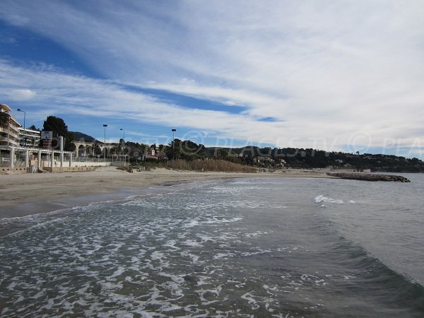 Promenade le long de la plage du Grand Vallat à Bandol