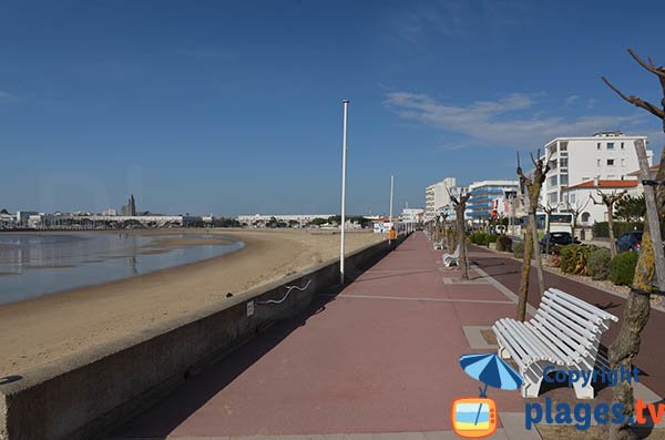 Promenade le long de la Grande Plage de Royan