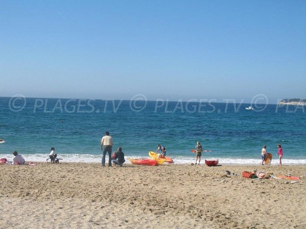 Activités nautiques sur la plage de la Grande Mer à Cassis