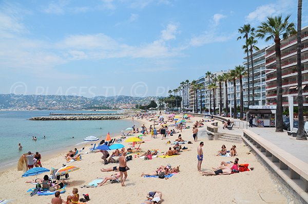 Photo de la plage de Juan les Pins avec vue sur Golfe-Juan