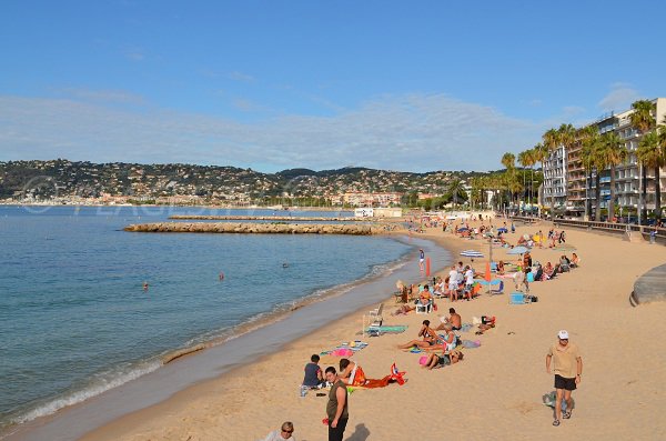 Grande plage de sable de Juan les Pins