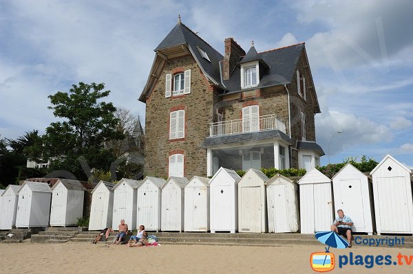 Belles maisons sur la plage de la Salinette