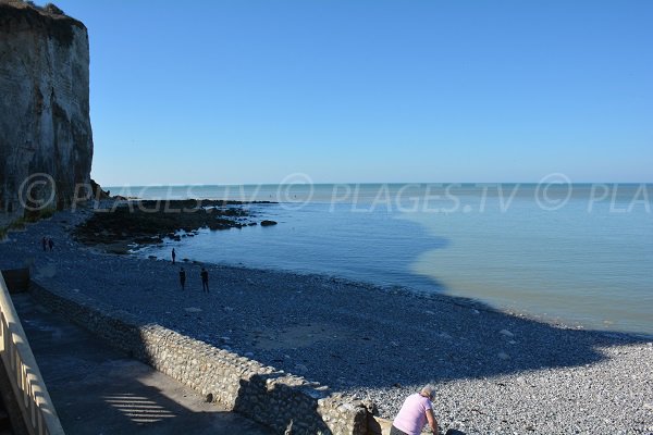 Côté gauche de la plage des Grandes Dalles