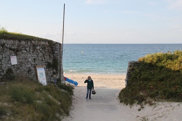 Access to Grands Sables beach in Locmaria