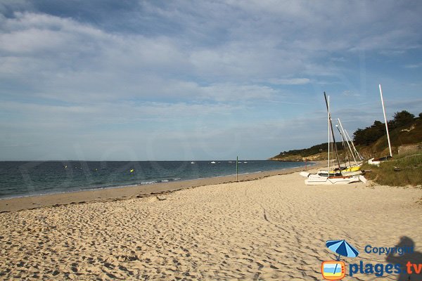 Plage avec école de voile à Belle Ile en Mer