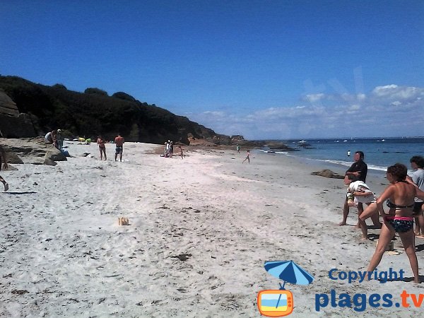 Plage avec du sable grenat et blanc sur l'ile de Groix