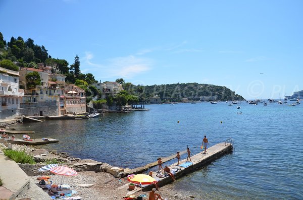 Vue sur la baie de Villefranche depuis la plage du Grasseuil