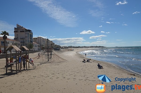 Jeux pour les enfants sur la plage du Grau d'Agde