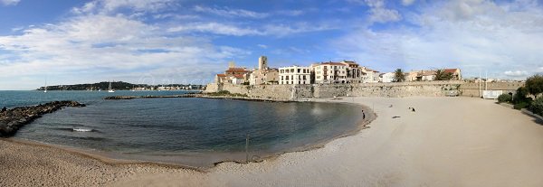 Strand von La Gravette mit der Altstadt von Antibes