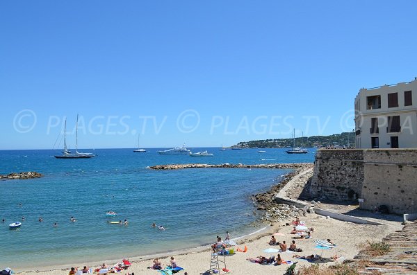 Strand von La Gravette mit Blick auf die Stadtmauern