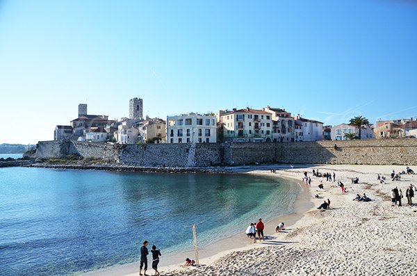 Beach of the Gravette with old Antibes