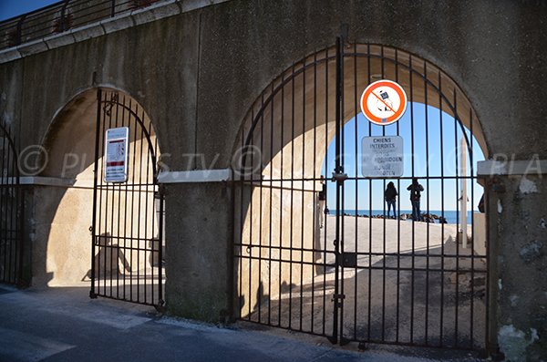 Accès à la plage de la Gravette à Antibes