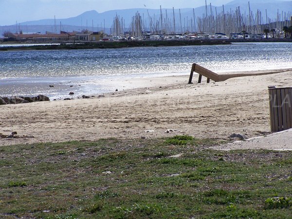 Plage de Gruissan avec vue sur le port de plaisance